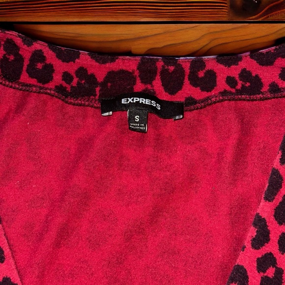 Express Red and Black Leopard Print V Neck Top Size Small - Picture 4 of 8